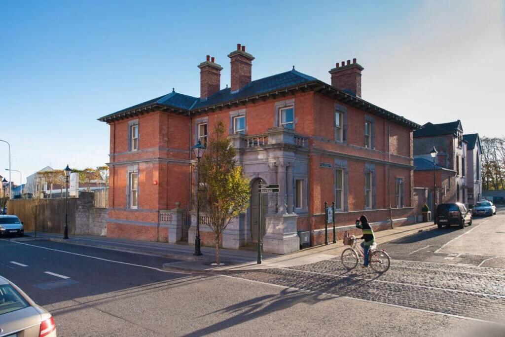 Boutique 2-Bed Town Centre Apartment Ballina (Mayo) Exterior photo