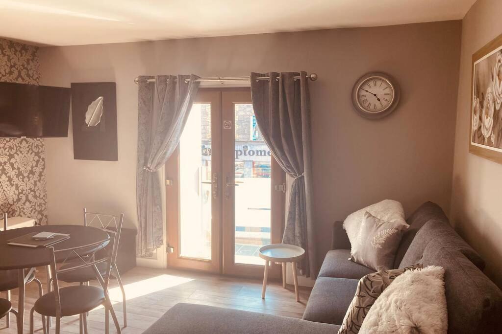 Boutique 2-Bed Town Centre Apartment Ballina (Mayo) Exterior photo